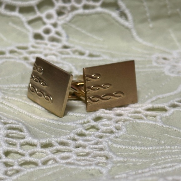 Flex let cuffing set in beautiful gold. - Picture 1 of 8